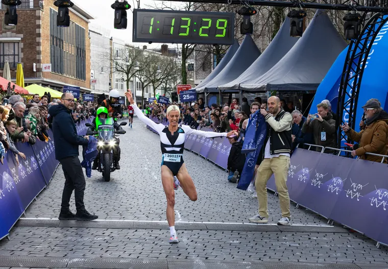 Winnares komt juichend over de finish in 1:13:29