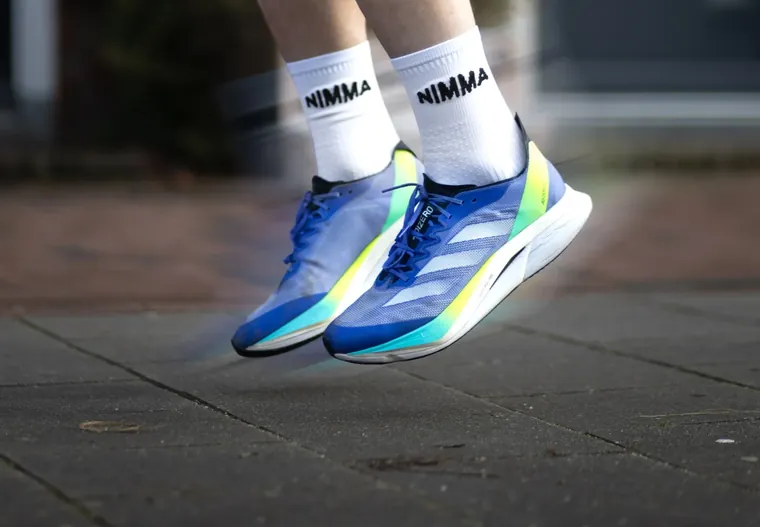 Hardloopschoenen met de sokken van Nimma Running Club