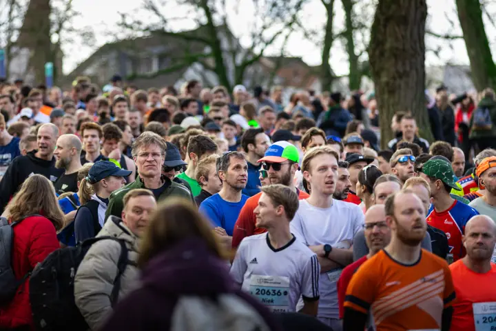 Een zee van lopers verzamelt zich onder de bomen voor de start van de Stevensloop