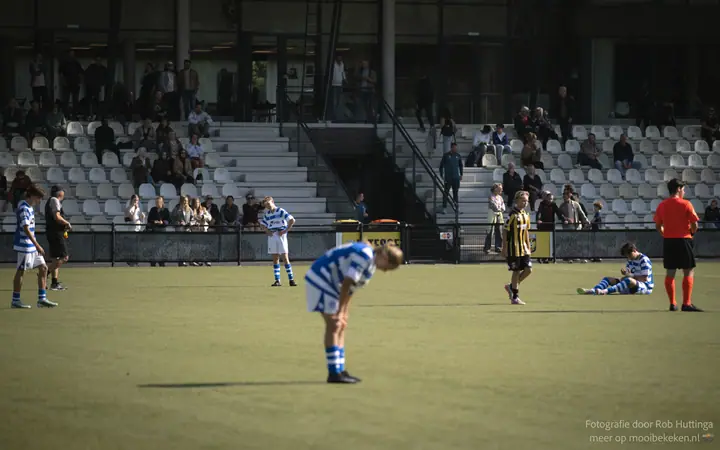 Teleurstelling bij spelers van De Graafschap na het laatste fluitsignaal, handen op de knieën