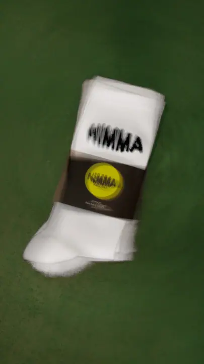 Productfoto van de NIMMA sokken in hun verpakking, schuin gelegd op diepgroen