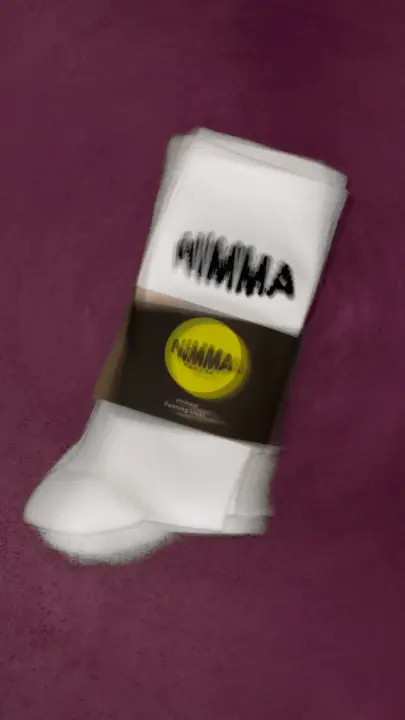 NIMMA sokken met het ronde gele logo op de wikkel, tegen een bordeauxrode achtergrond