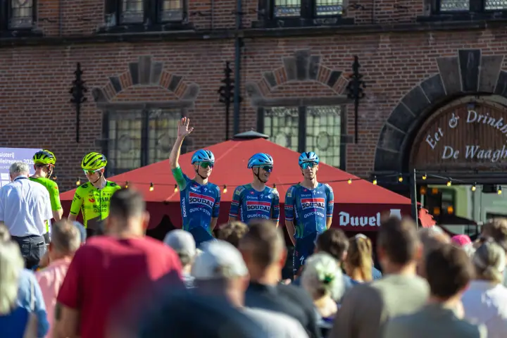 Renners van Soudal Quick-Step zwaaien naar het publiek bij de rennerspresentatie voor De Waag in Nijmegen