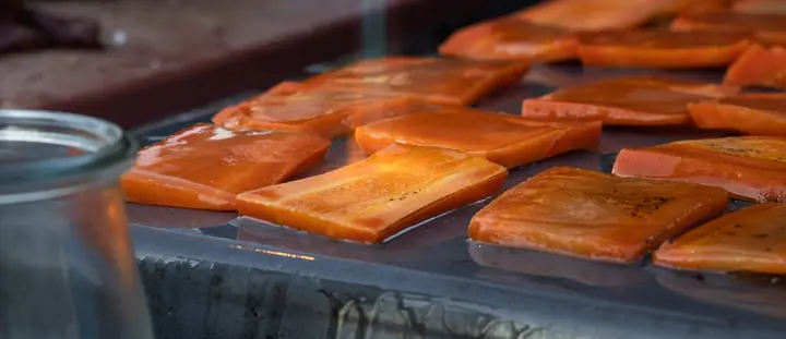 Glanzende oranje plakken liggen klaar op de bakplaat voor de tasting